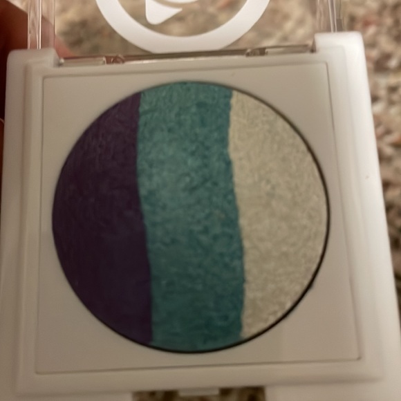 New never used Mary Kay at Play eyeshadow baked eye trio - Picture 2 of 4